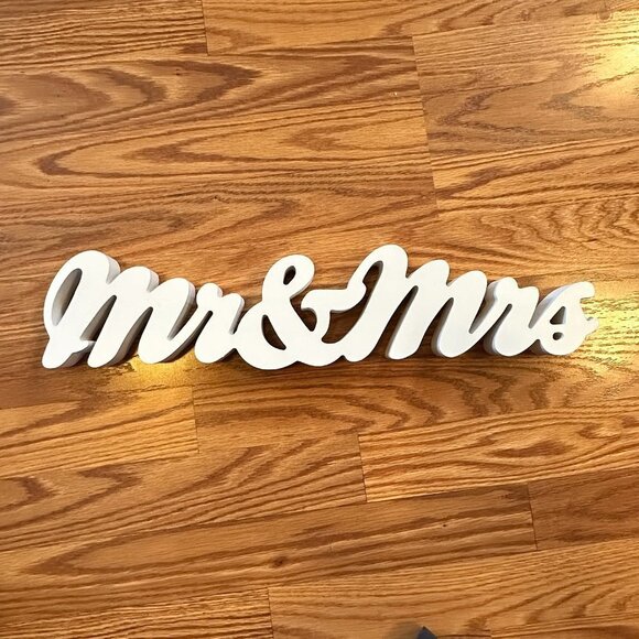 Wooden Mr and Mrs sign - Picture 3 of 6